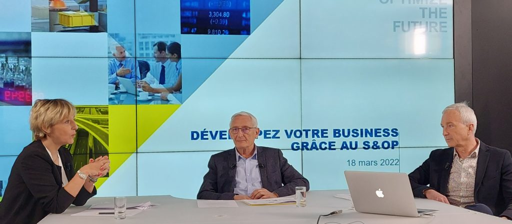 Photo de plateau TY de Supply Chain-Village avec les intervenants : Caroline Gudin, DG de Wella France, Jean-Philippe Guillaume, animateur, et Olivier Gautier , Senior Manager de DIAGMA