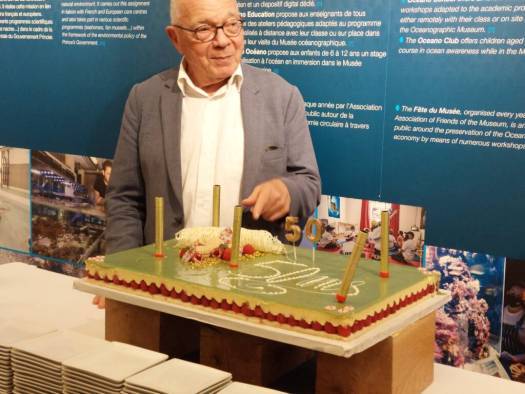 Jean-Patrice Netter, Président Fondateur de DIAGMA, souffle les bougies du gâteau d'anniversaire célébrant les 50 ans de Diagma, cabinet de conseil spécialisé en Supply Chain.