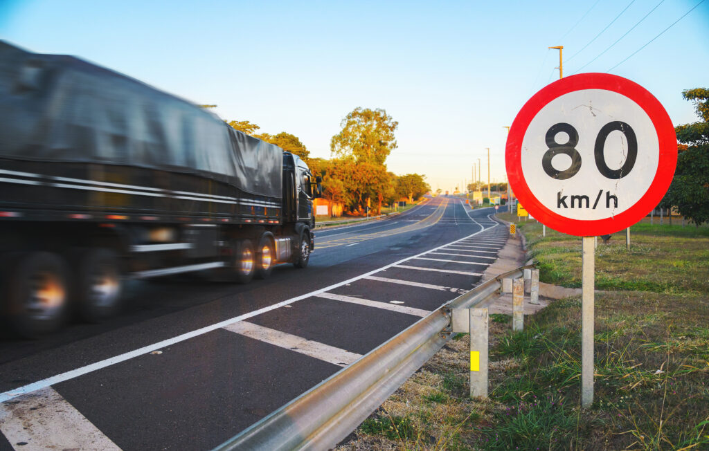 Réduire la vitesse des poids lourds pour baisser leurs émissions de GES ?